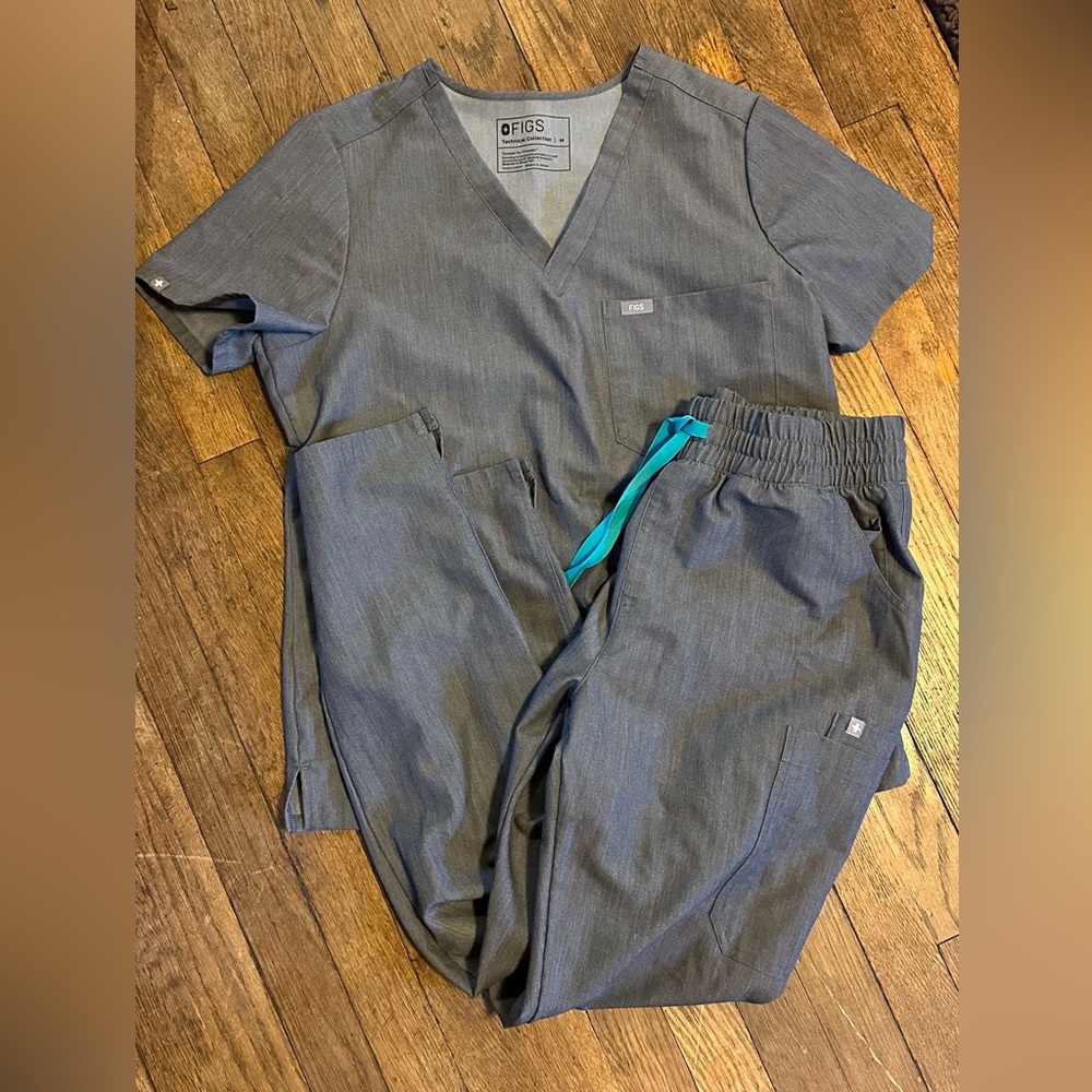 Figs Gray Scrub Set with Blue Drawstring
